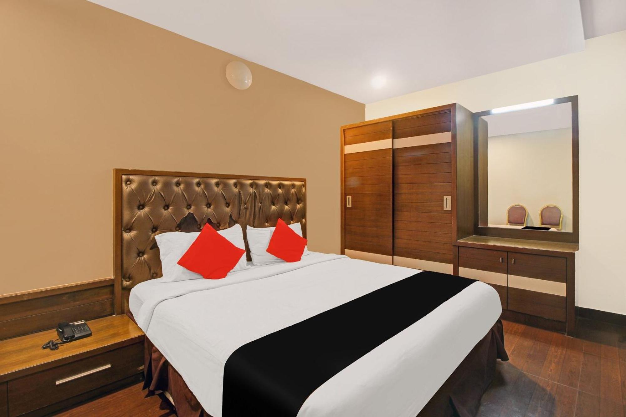Collection O 82357 Hotel Surabhi Pride Trimulgherry Exterior foto